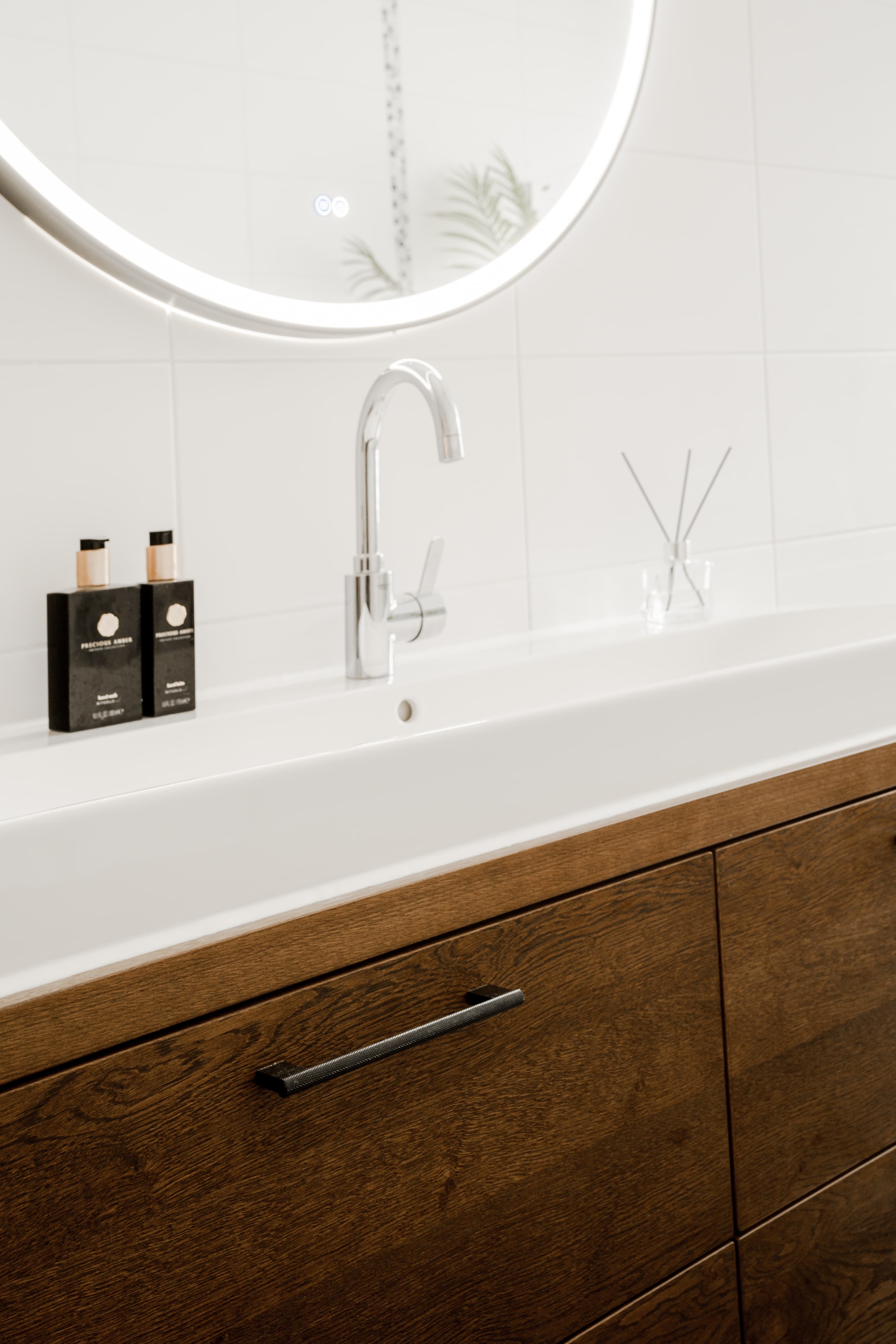 Luxe badmeubel in donker eiken