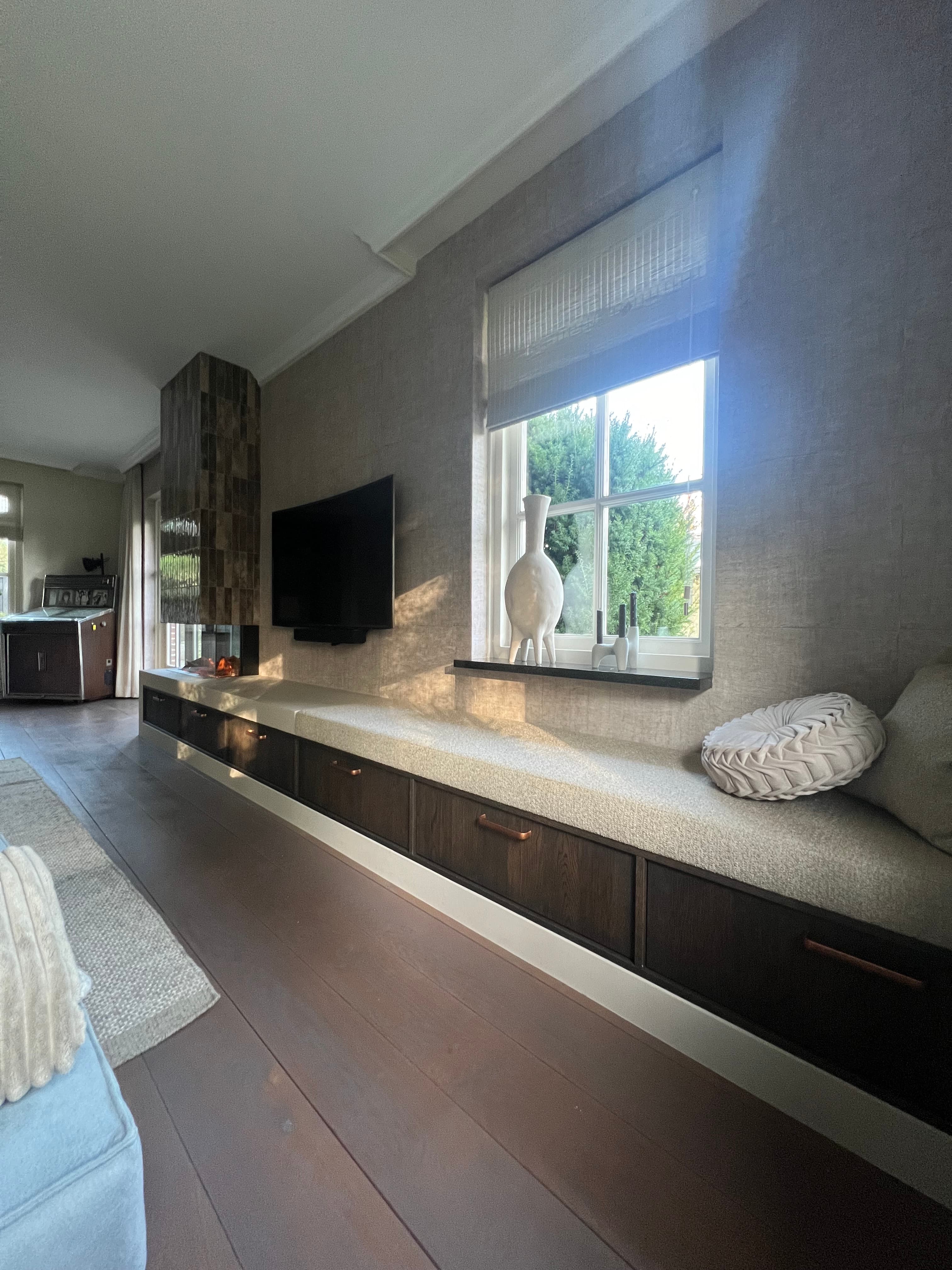 Maatwerk Tv-meubel met geïntegreerde haard en bank