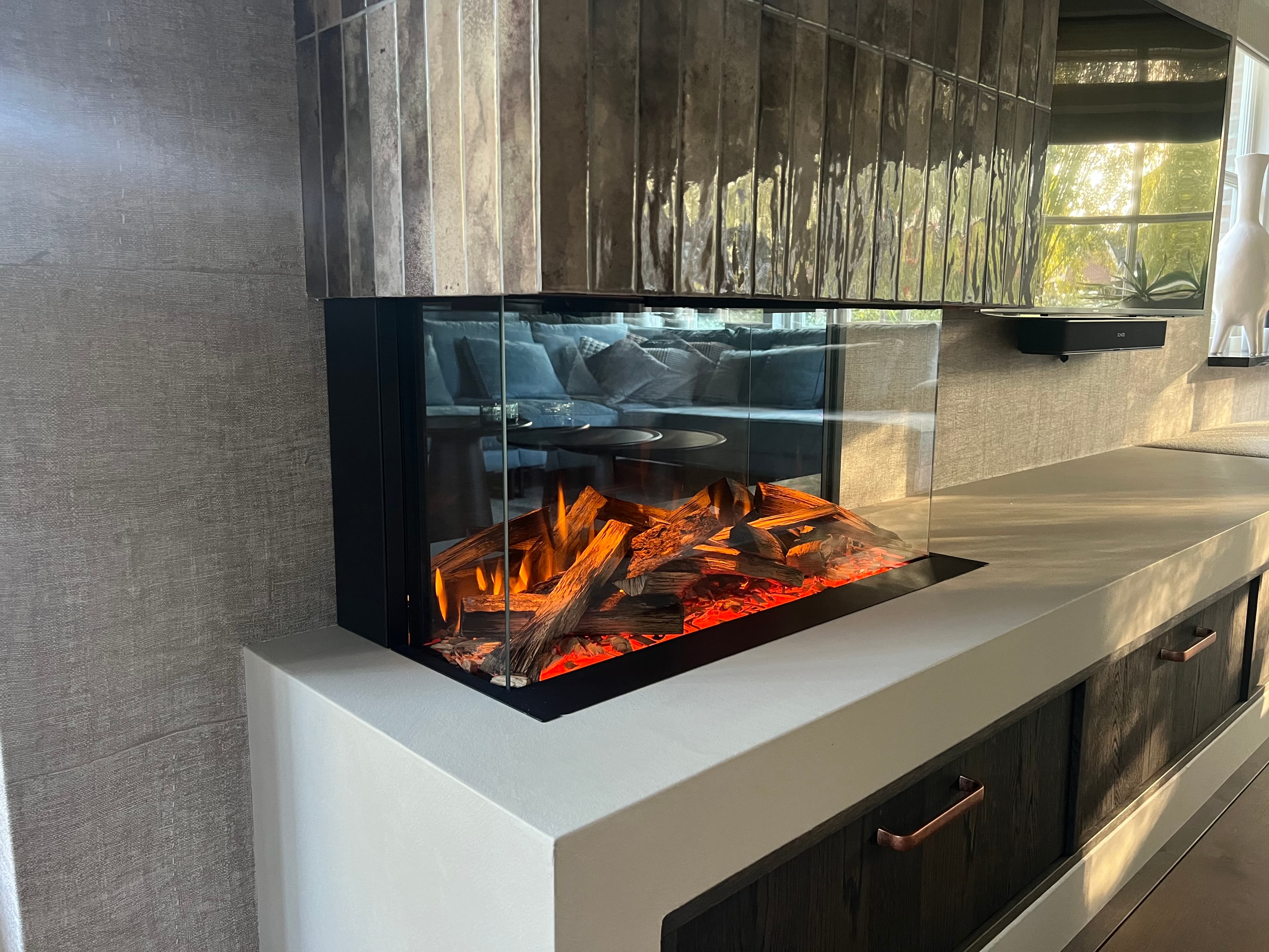 Maatwerk Tv-meubel met geïntegreerde haard en bank