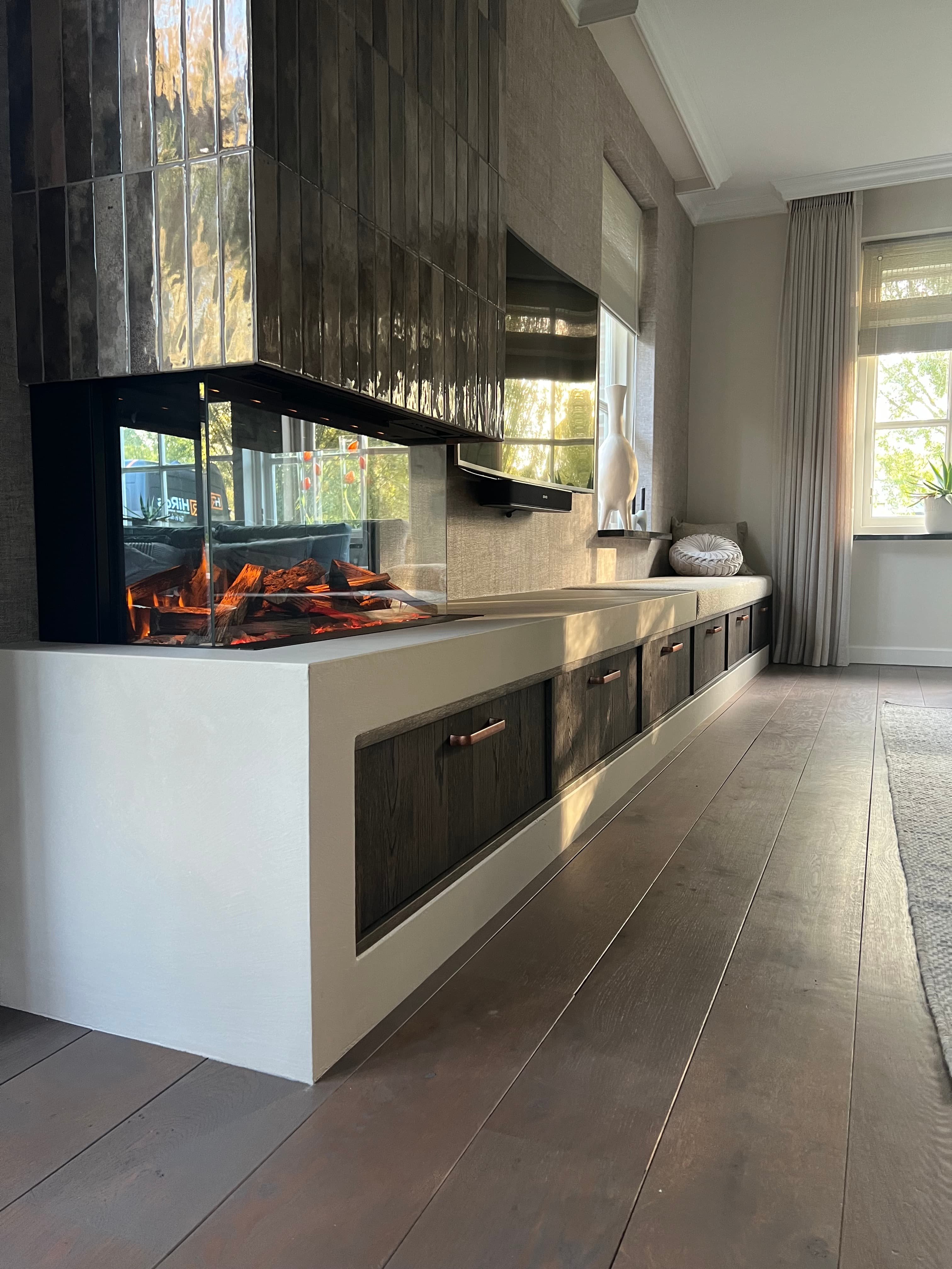 Maatwerk Tv-meubel met geïntegreerde haard en bank