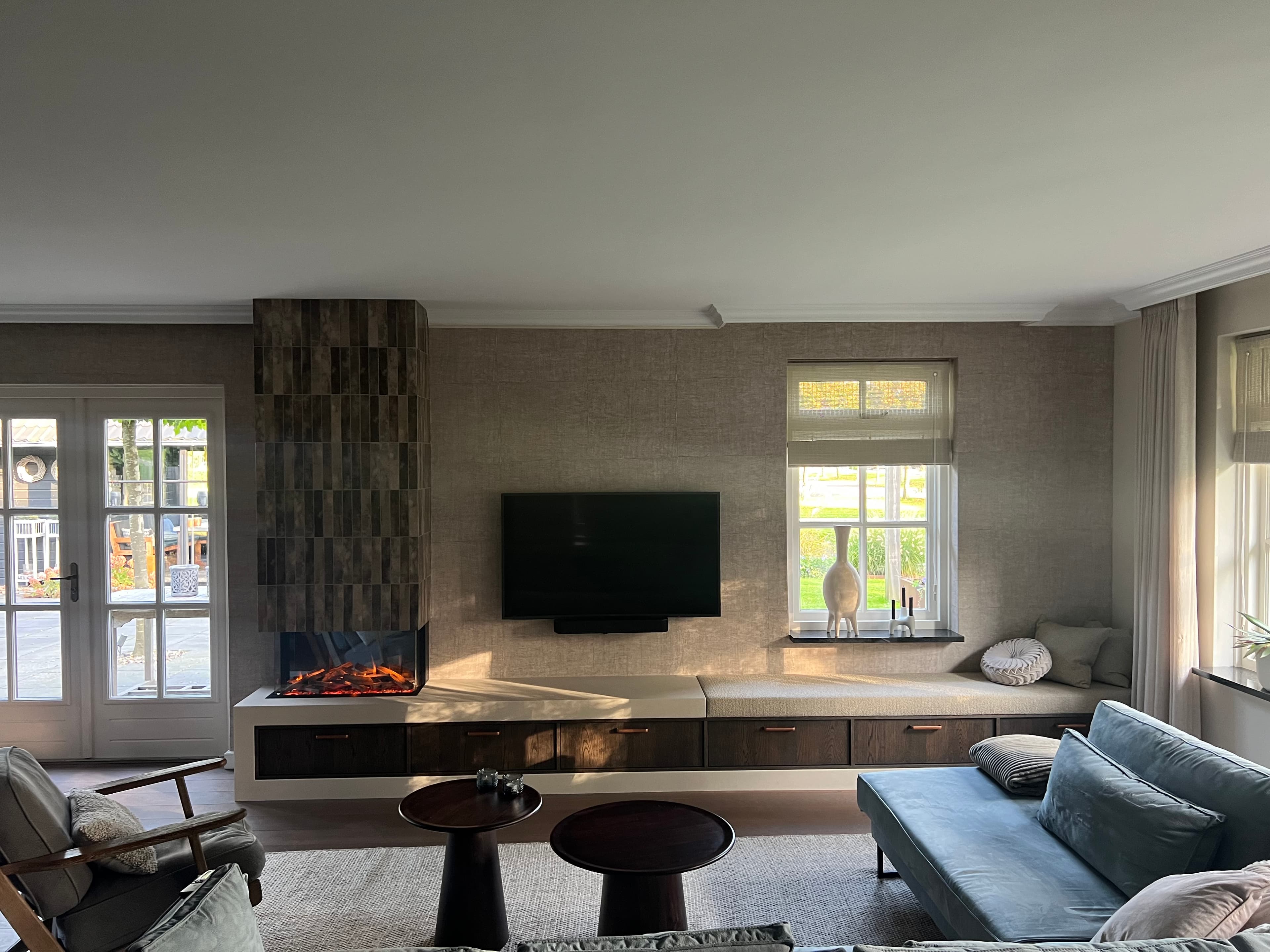 Maatwerk Tv-meubel met geïntegreerde haard en bank