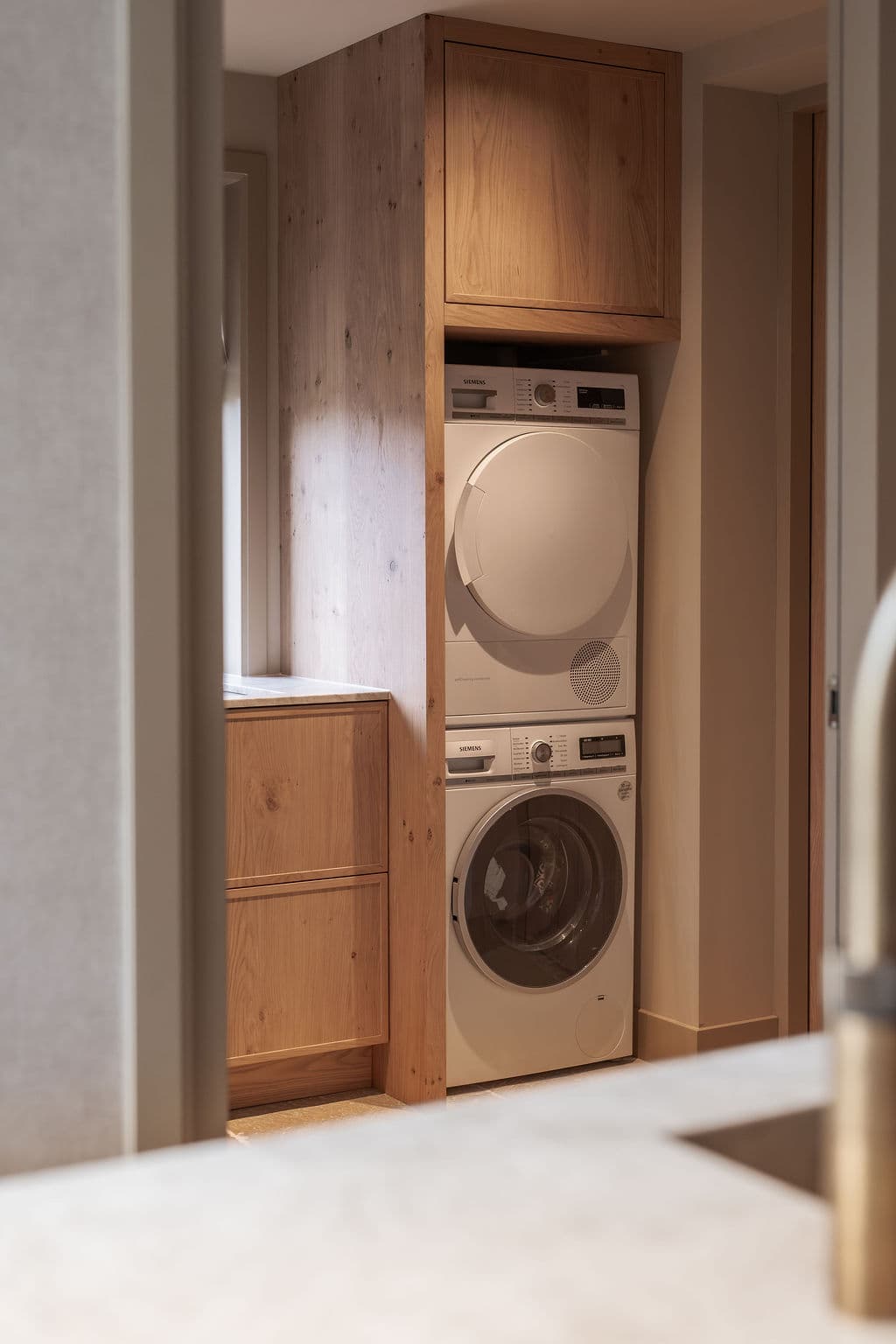 Moderne bijkeuken met praktische wasruimte