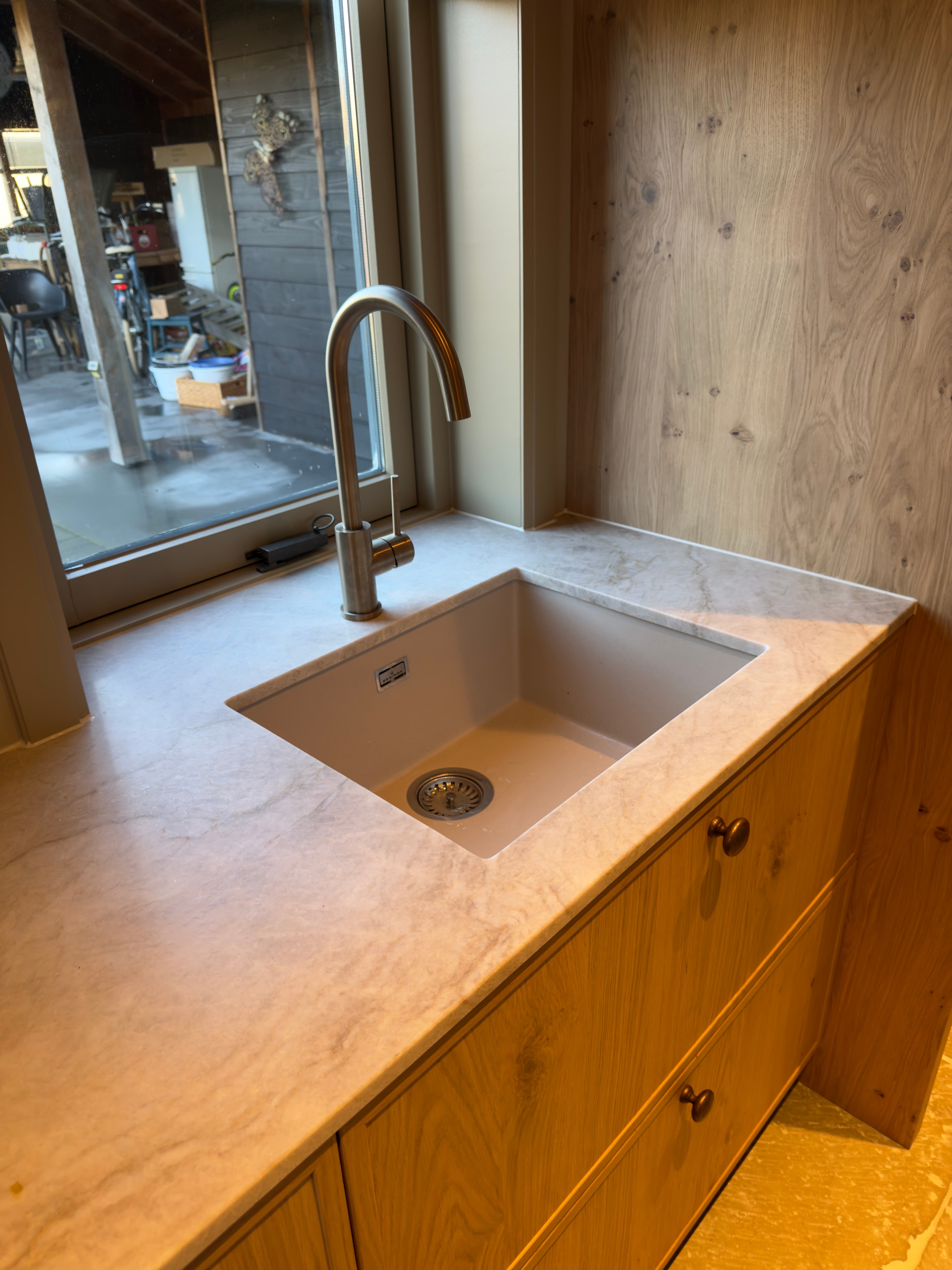 Moderne bijkeuken met praktische wasruimte