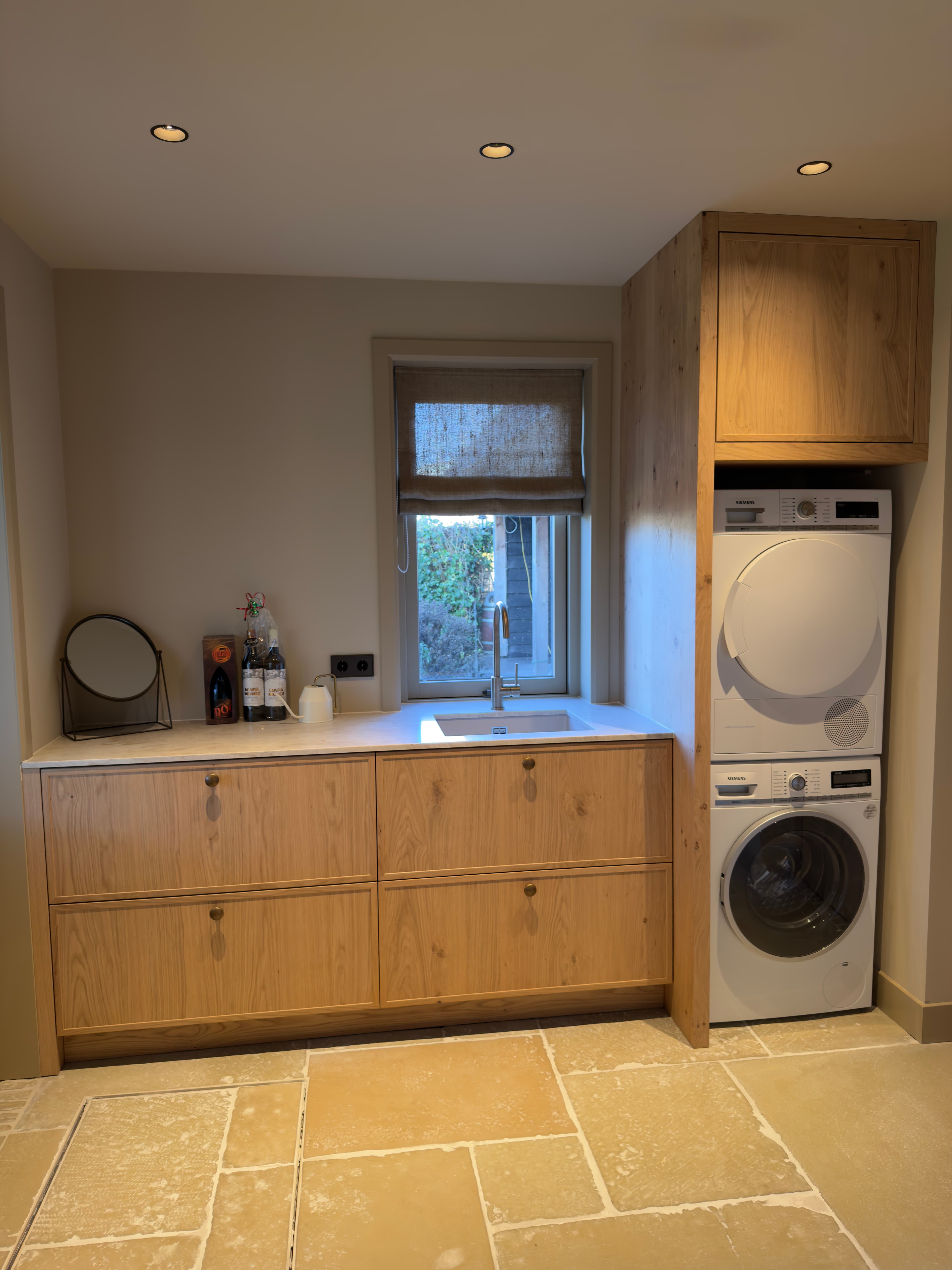 Moderne bijkeuken met praktische wasruimte