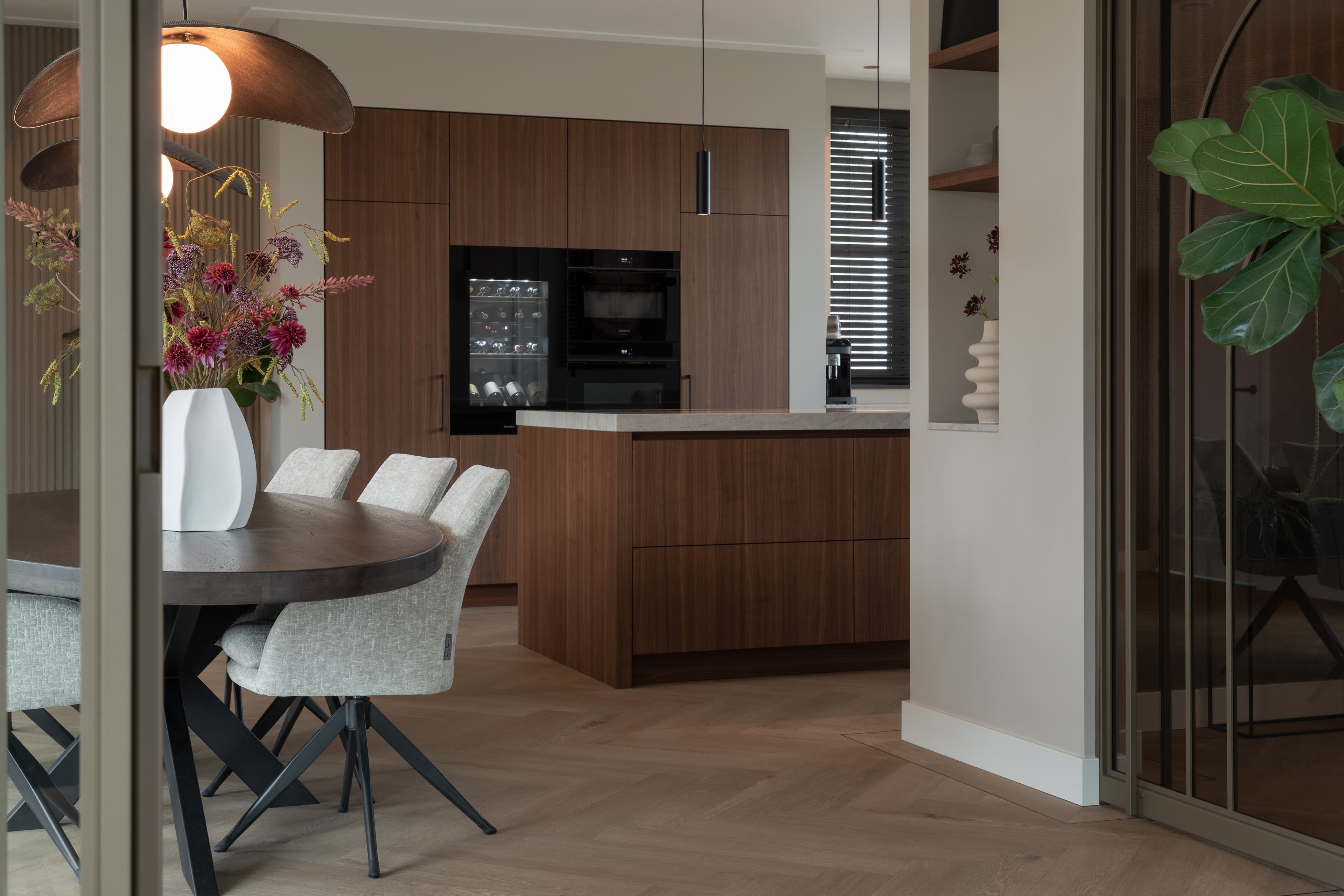 Moderne keuken met marmer eiland