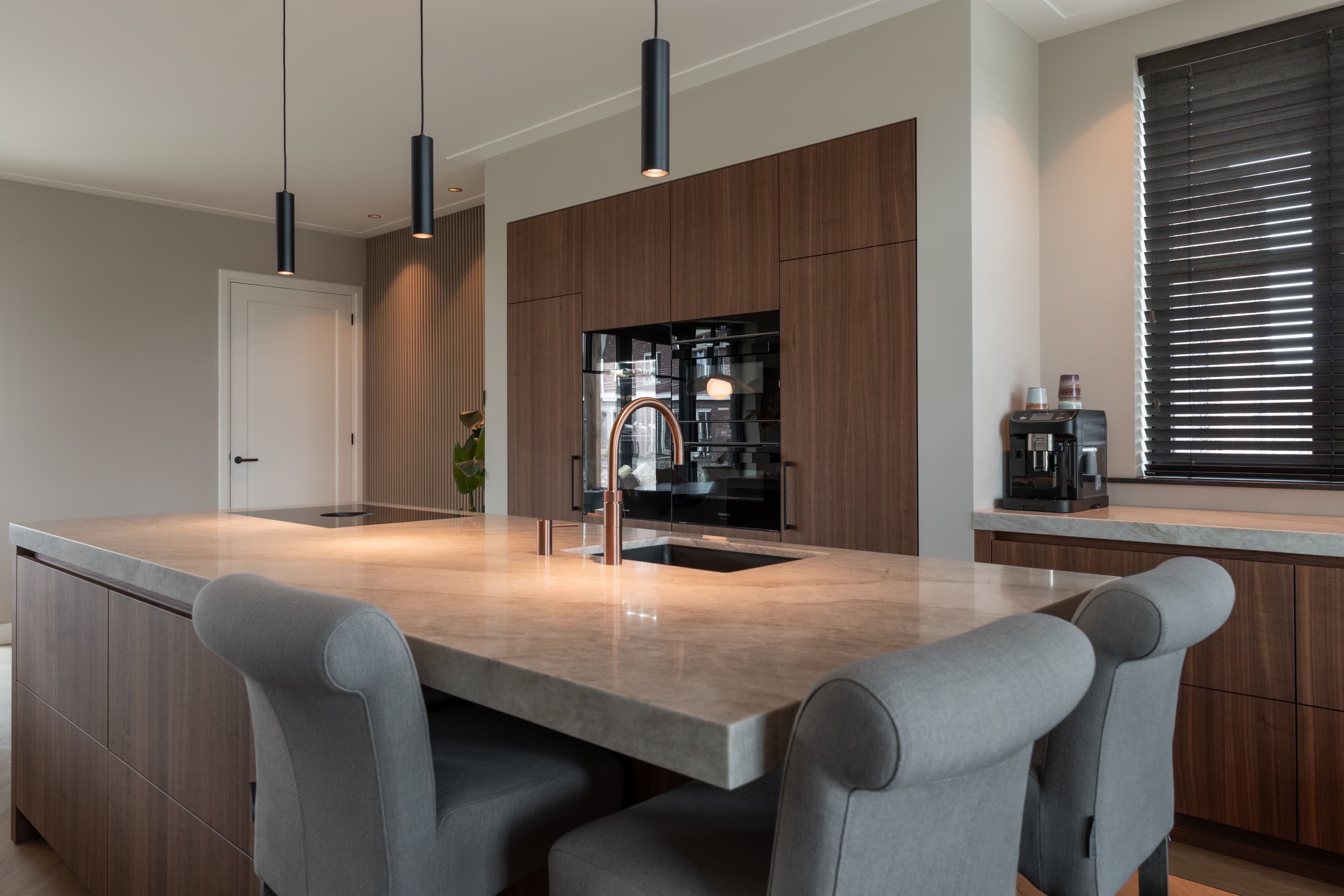Moderne keuken met marmer eiland