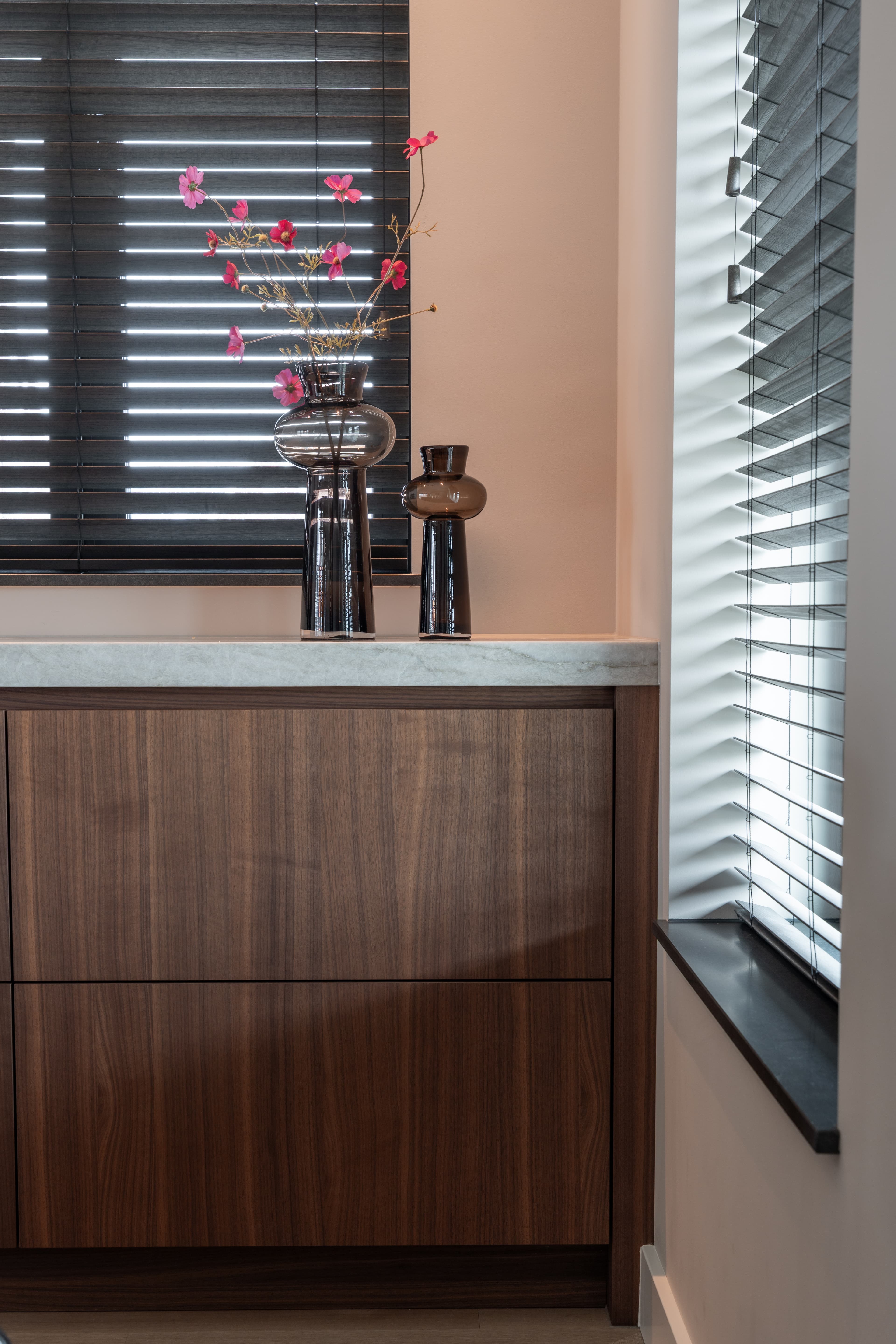 Moderne keuken met marmer eiland
