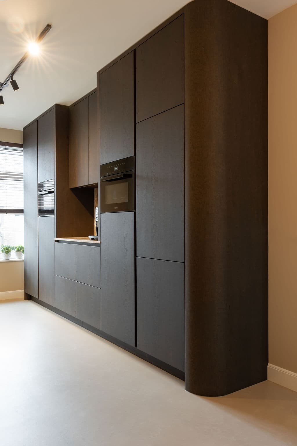 Moderne keuken met ronde vormen en luxe afwerking