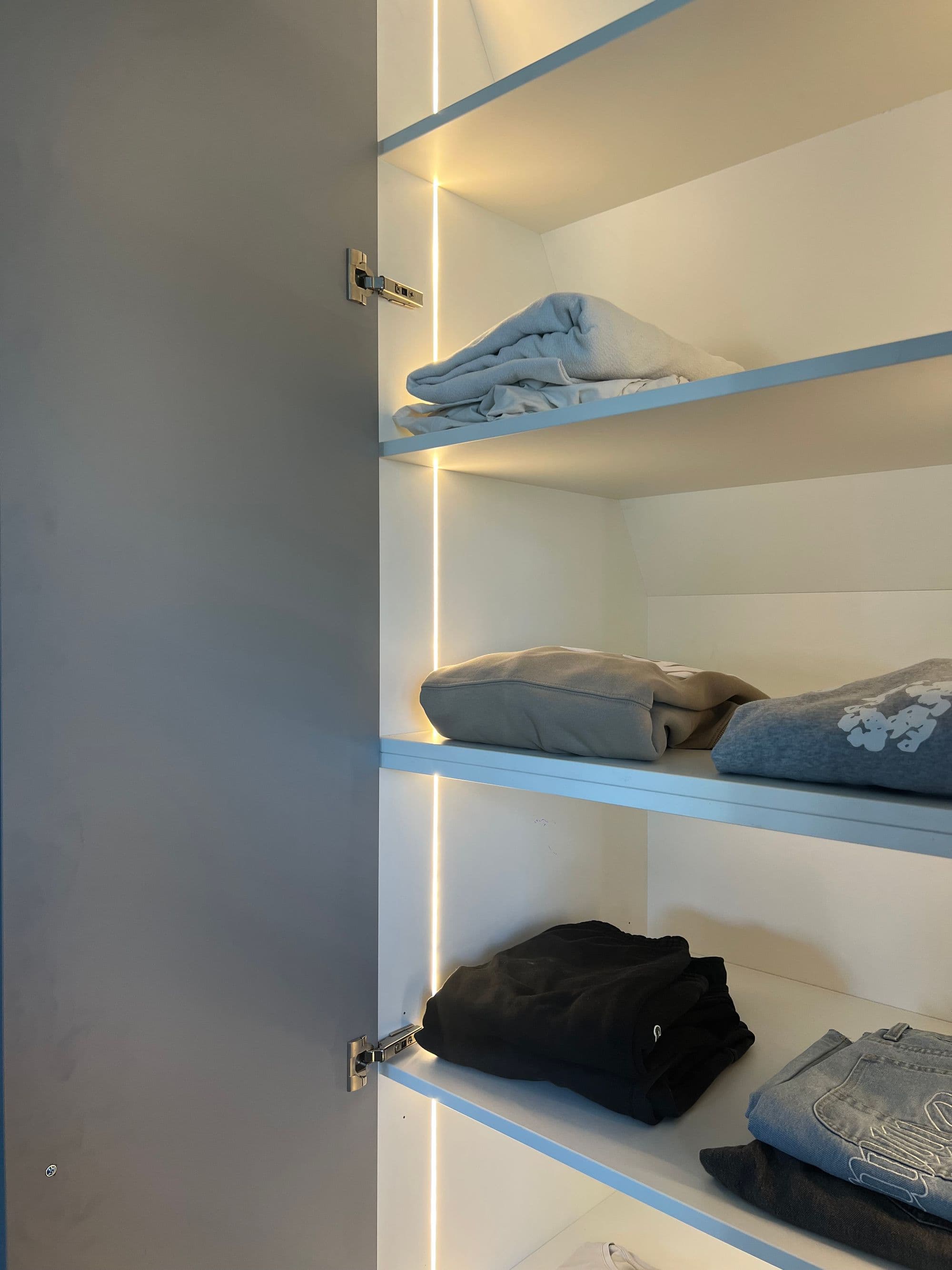 Inbouwkast met leren grepen