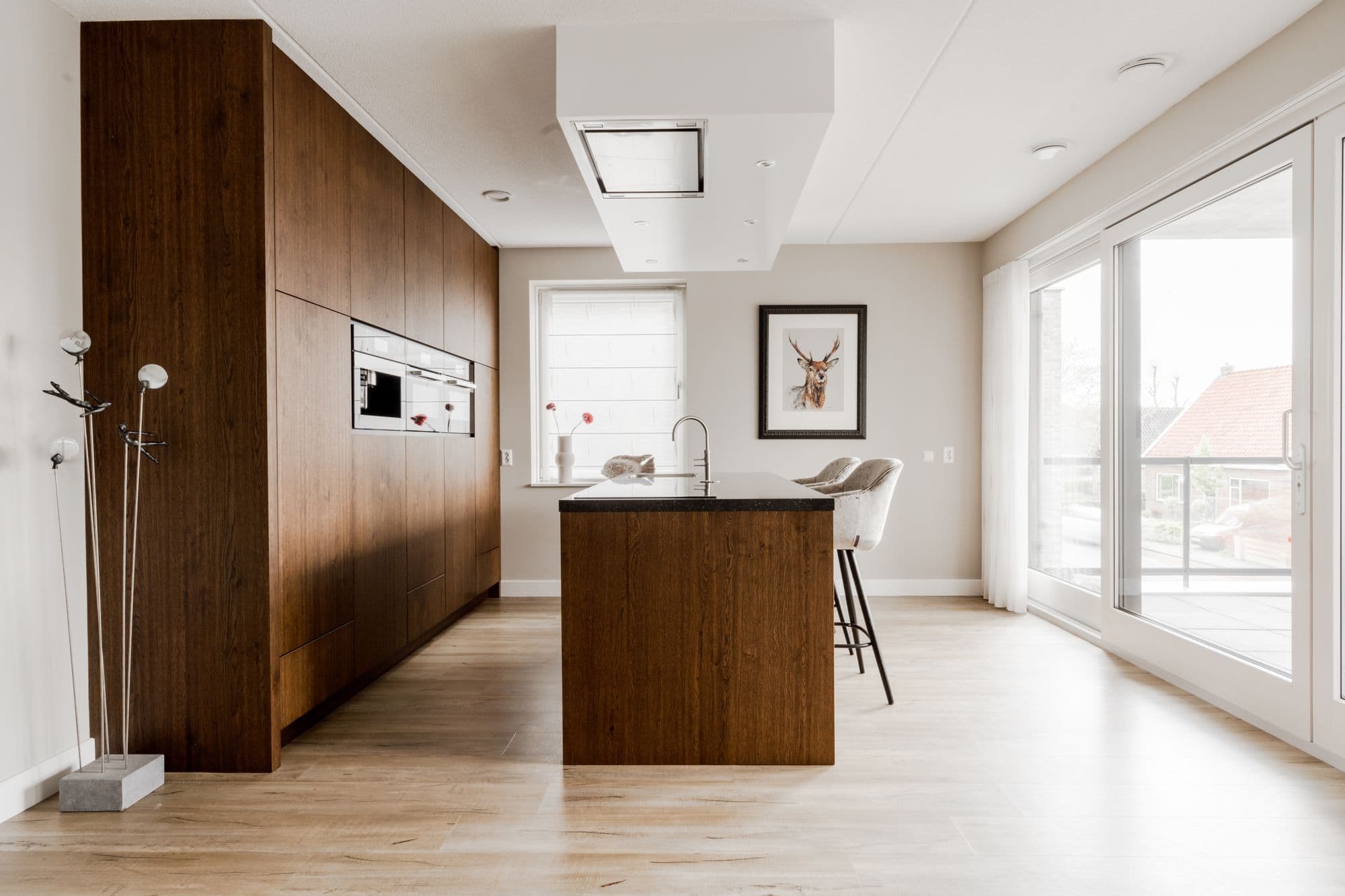 Luxe keuken met donker hout