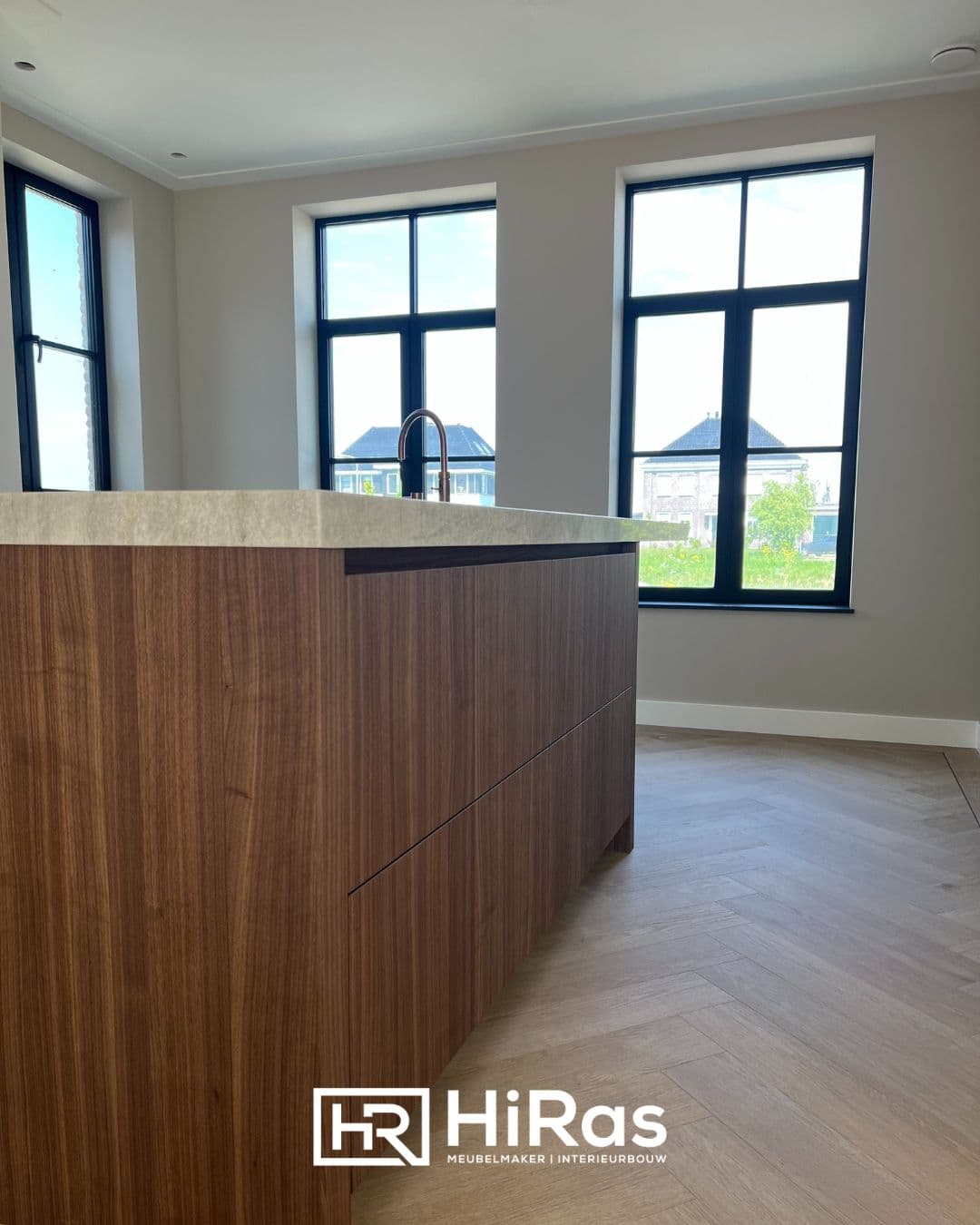 Moderne keuken met marmer eiland