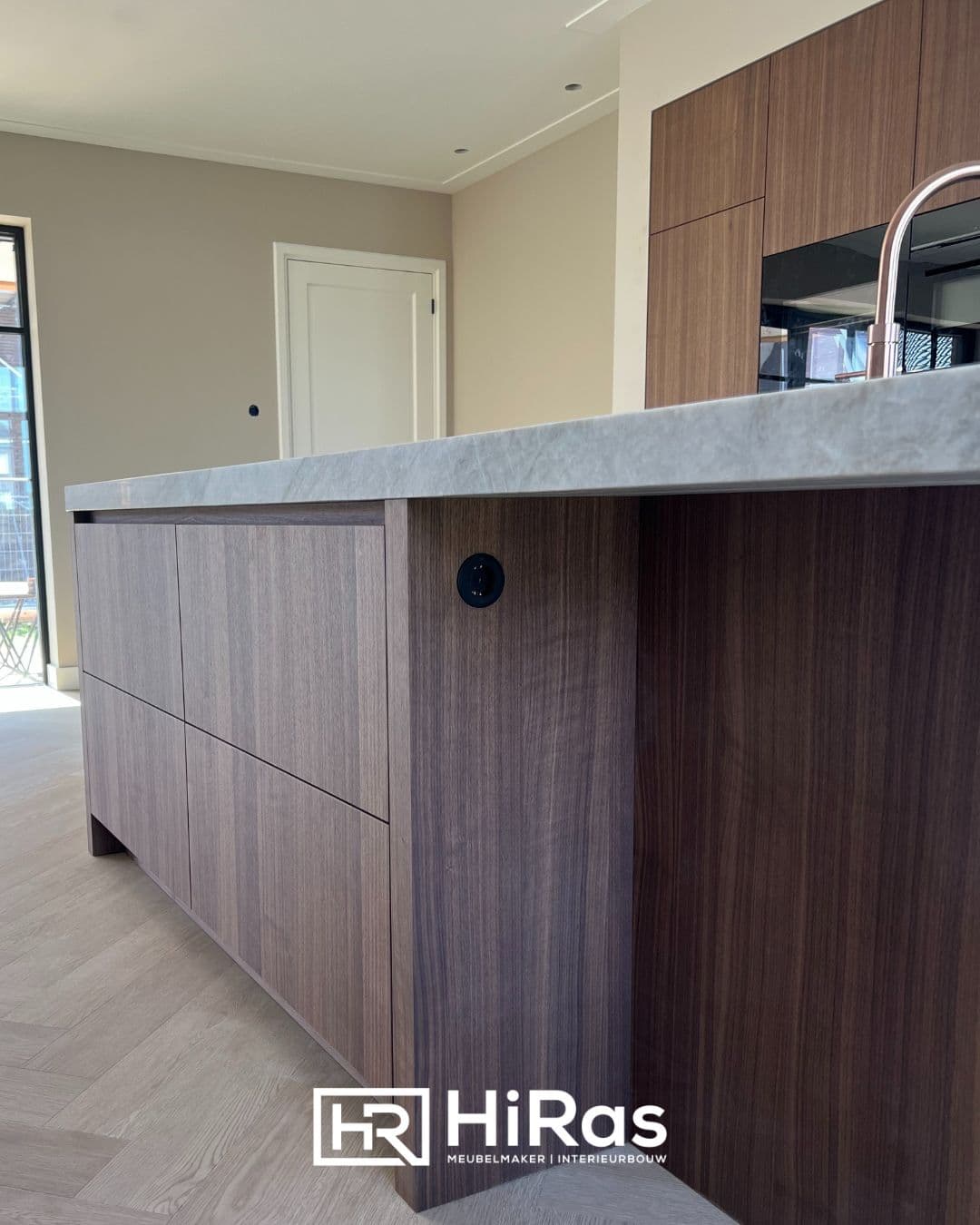 Moderne keuken met marmer eiland