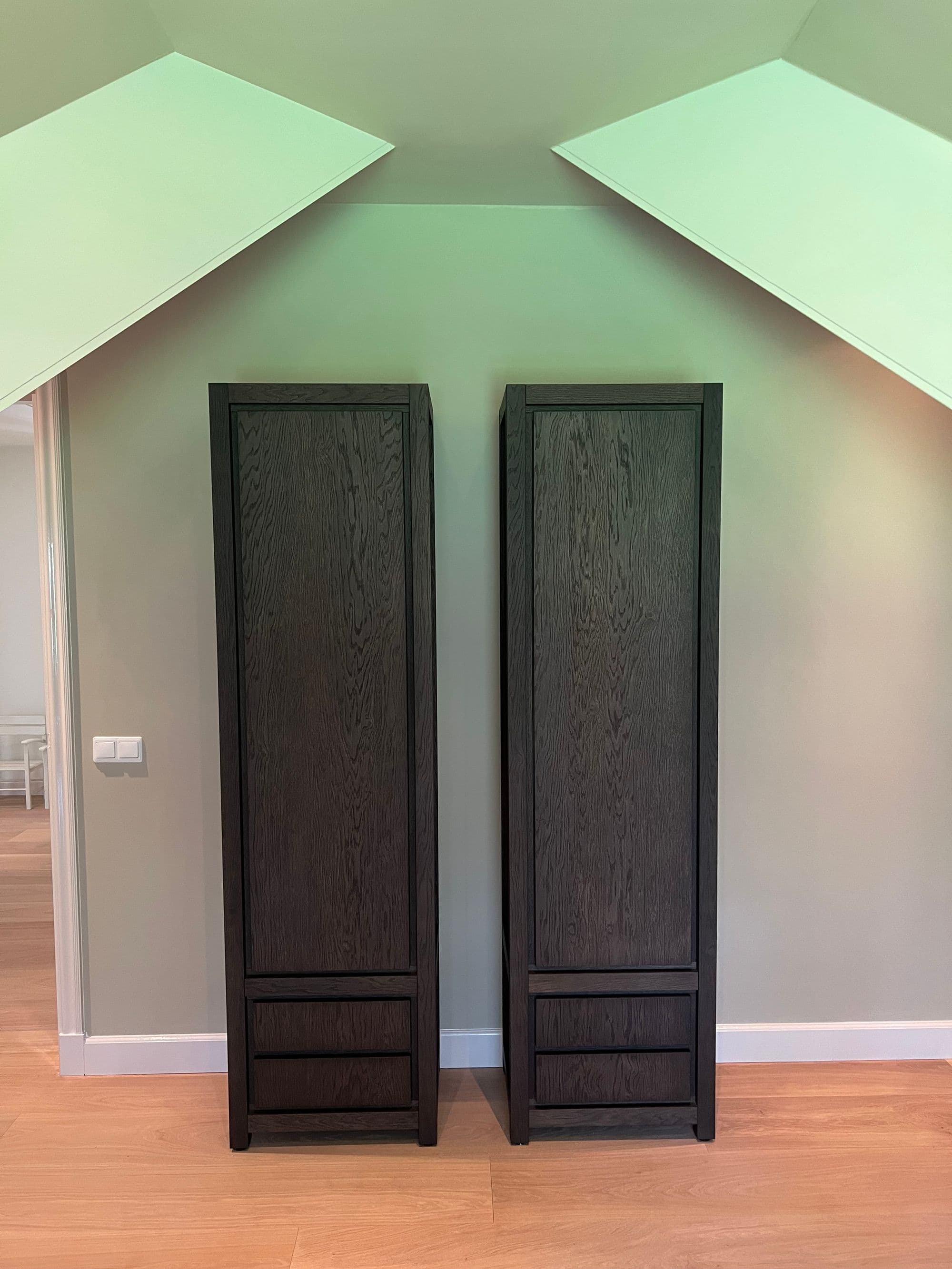 Zwevende wandkasten in donker hout