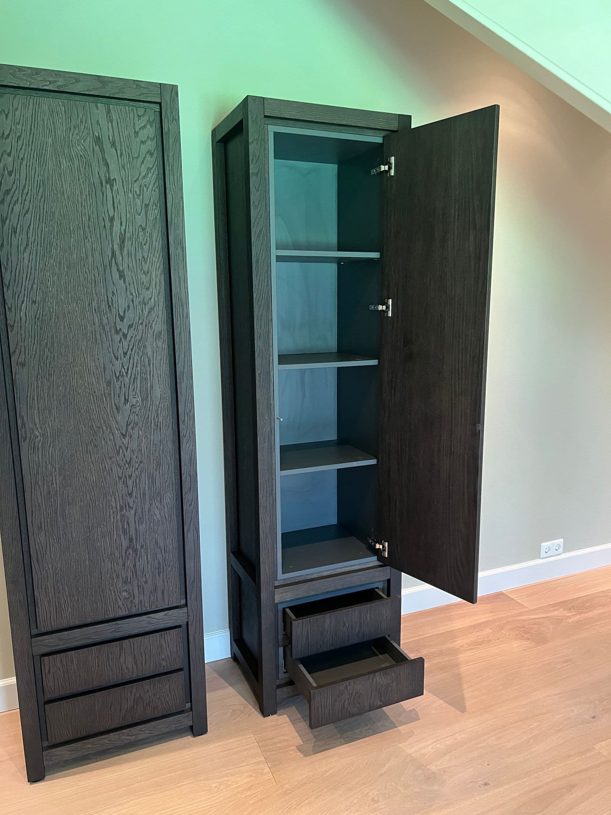 Zwevende wandkasten in donker hout