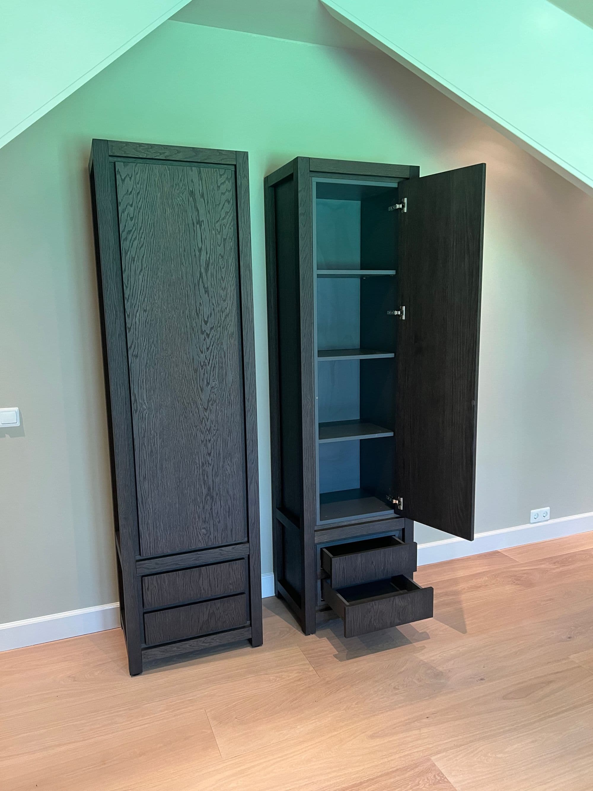 Zwevende wandkasten in donker hout